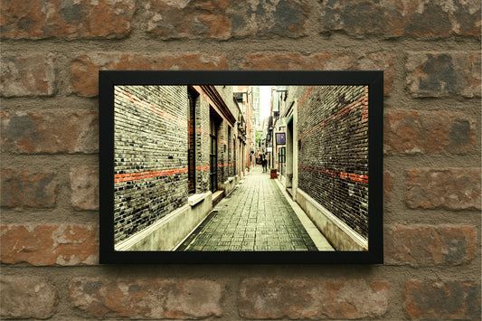 “Old Town Passage – Vintage Alley Frame” 🖤🏙️